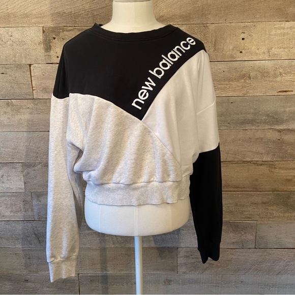 New Balance Tops - New balance  women’s cropped sweatshirt in size medium
